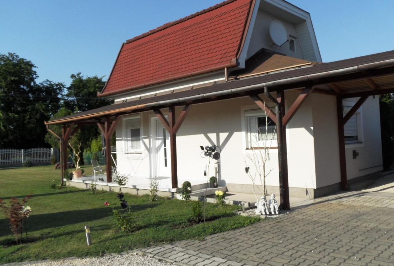 Ferienhaus Am Plattensee Balatonmariafurdo Exterior photo