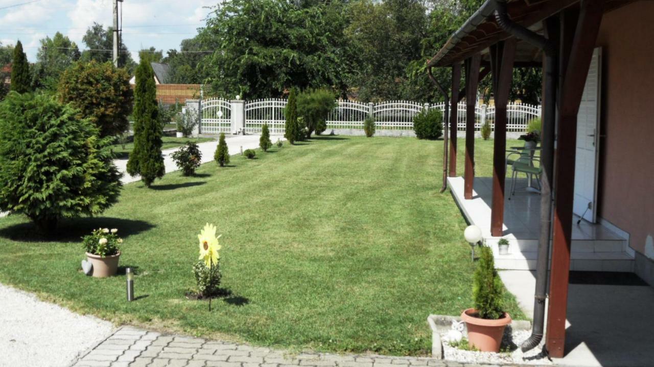 Ferienhaus Am Plattensee Balatonmariafurdo Exterior photo